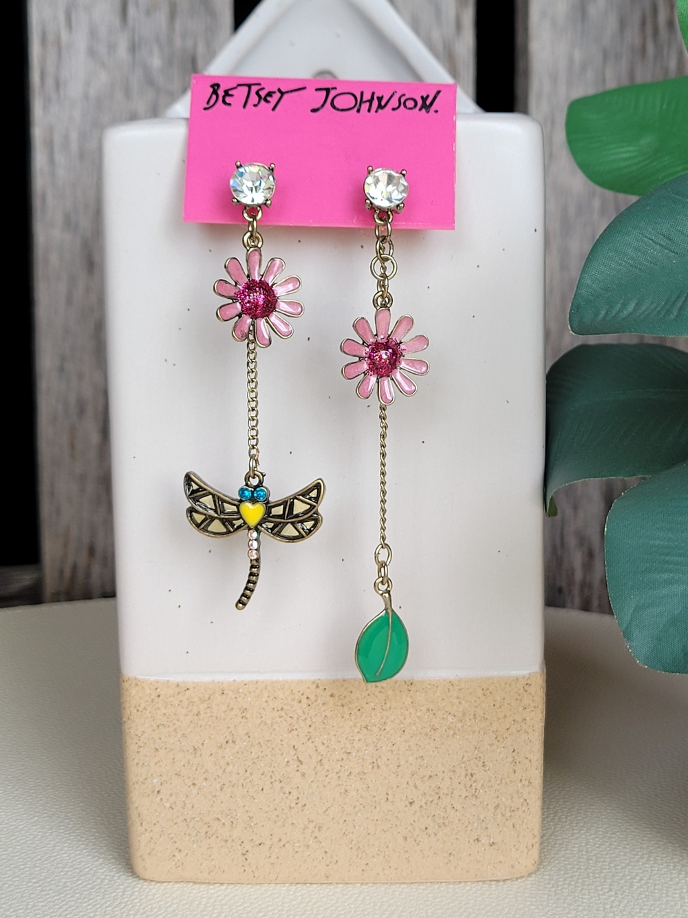 Betsey Johnson Pink Daisy & Green Leaf Mismatched Drop Earrings 🦩